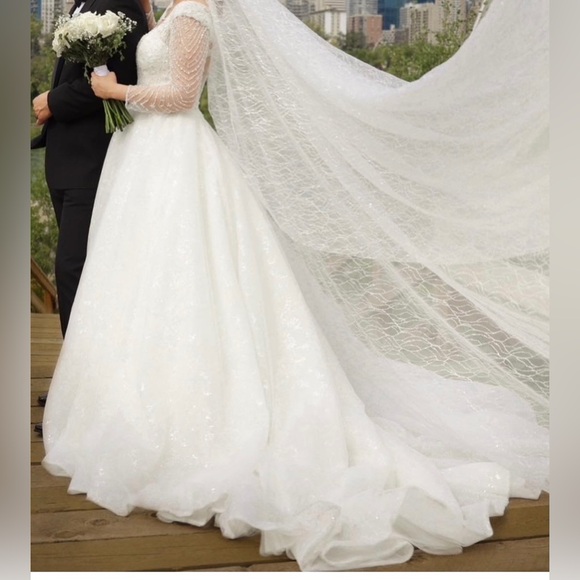 White wedding gown - Picture 2 of 2